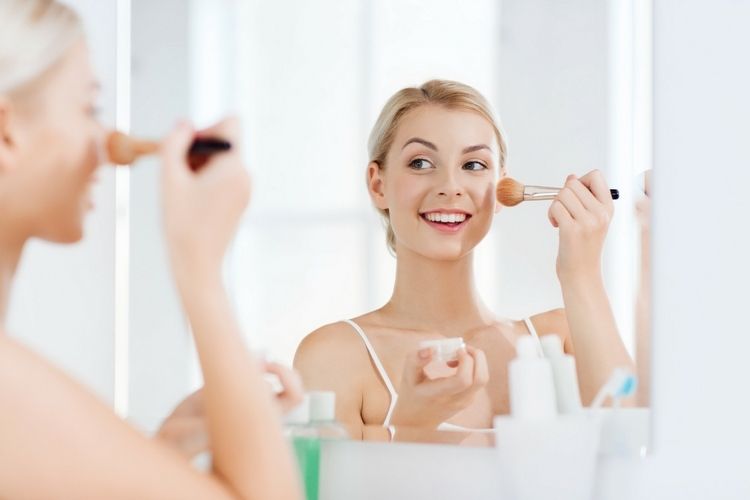 Poudre compacte ou poudre libre : laquelle choisir ?