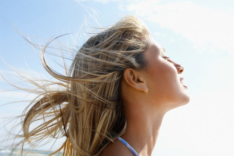 Soleil, mer, chlore : comment prendre soin de ses cheveux en été ?