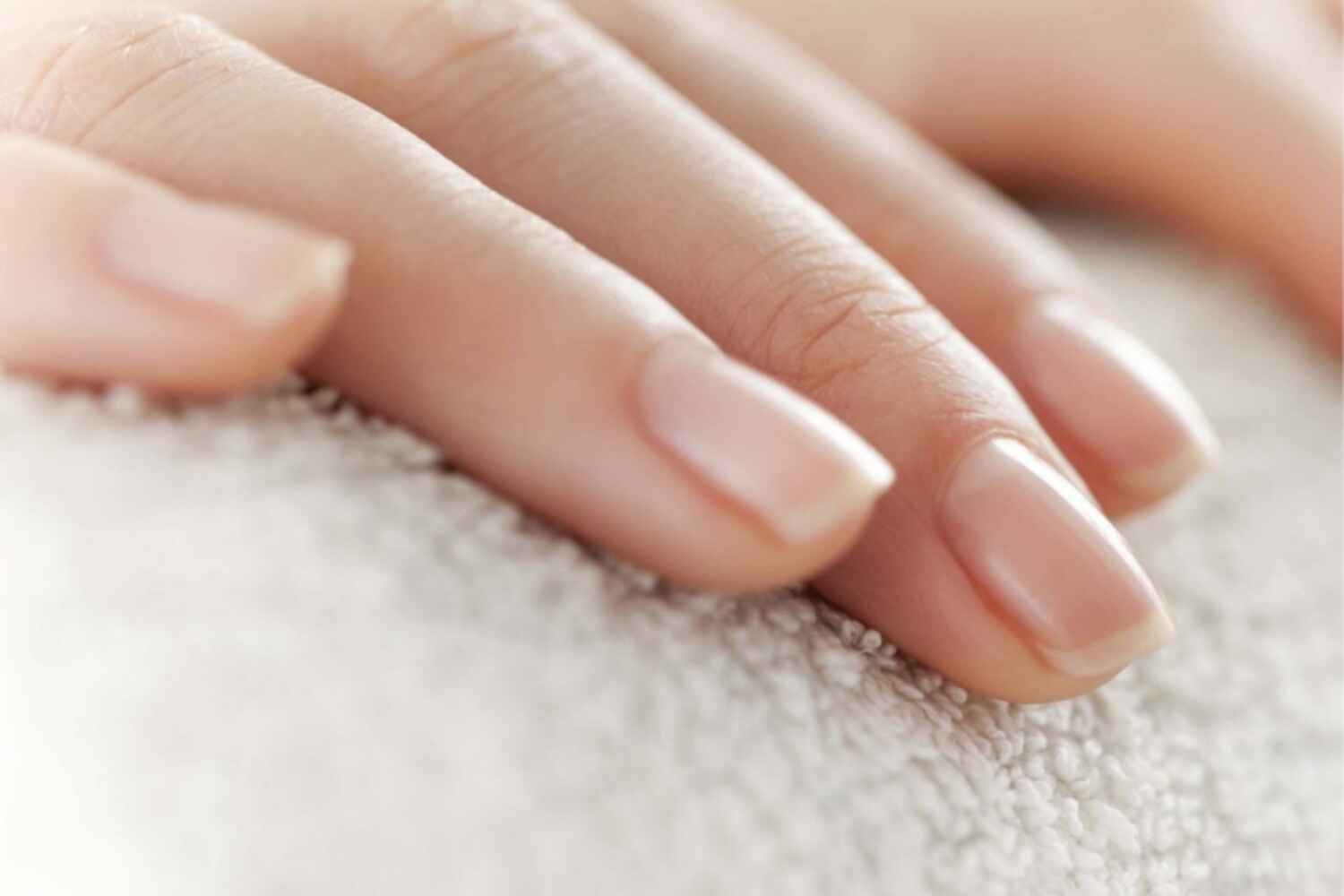 Tache blanche sur les ongles: causes et traitement