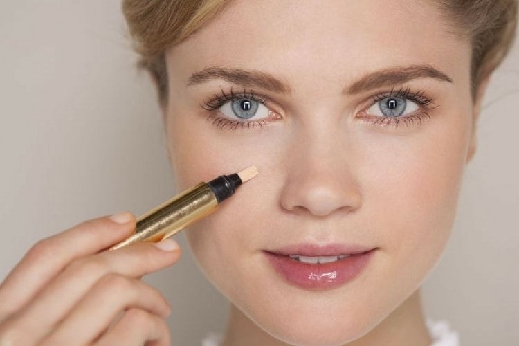 Comment cacher un bouton avec du maquillage ?