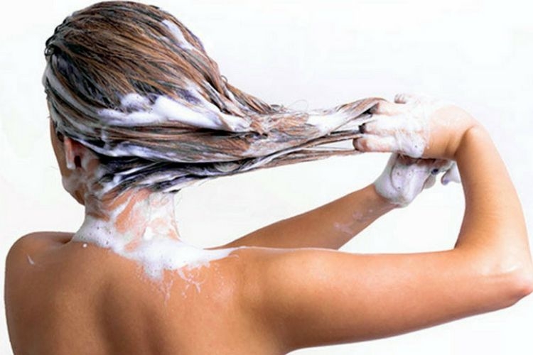 Faut-il espacer ses shampoings ?