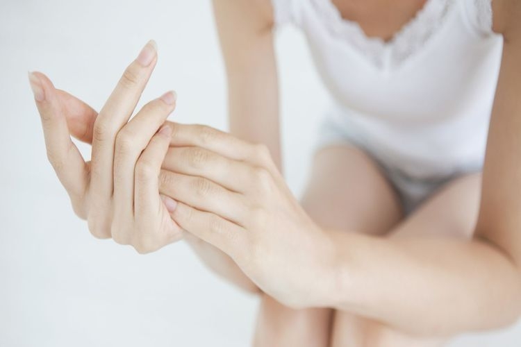 Gommage des mains : exfolier pour redonner éclat et douceur