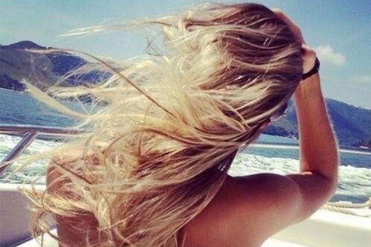 Préserver sa coloration blonde au soleil