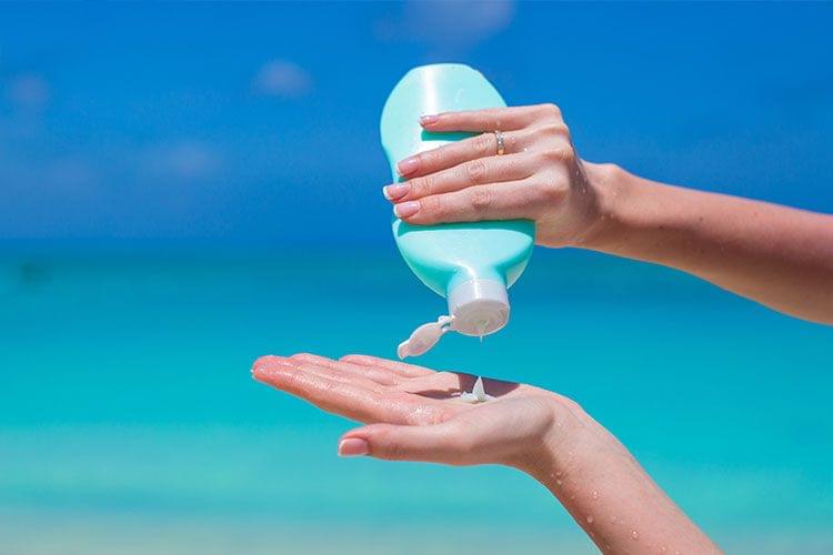Lait, crème, huile, quelle texture d'écran solaire choisir ?