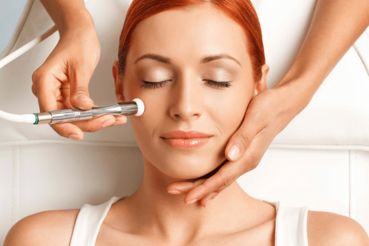 Microdermabrasion : pourquoi les stars en raffolent ?