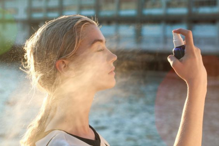 Les meilleures brumes visage et corps pour le printemps