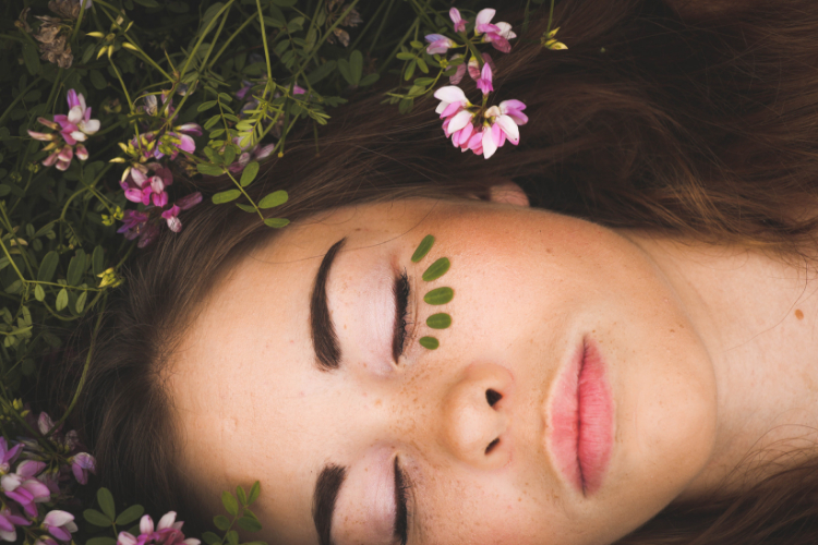 Bien choisir et appliquer son soin contour des yeux