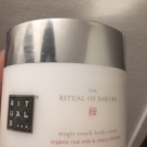 Swatch de Glycine : The Ritual of Sakura Body Cream - Crème onctueuse pour le corps, Rituals