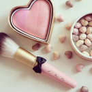 Swatch de zahia maz : Perles de teint, Too Faced