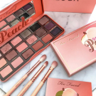 Swatch de zahia maz : Sweet Peach Glow Kit - Trio Glow, Too Faced