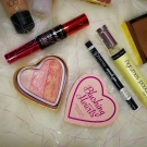 Swatch de zahia maz : I Heart Makeup Blushing Hearts, Makeup Revolution