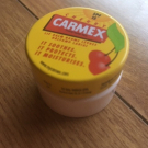 Swatch de MelodyNelson : Baume à lèvres Cerise en pot, Carmex