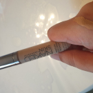 Swatch de Mzlle princess : Anticernes Naked Skin, Urban Decay