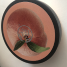 Swatch de Semoush : Beurre corporel pêche de vigne, The Body Shop