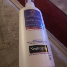 Swatch de amanda.donz : Visibly Renew Lait Corps Hydratation et Elasticité, Neutrogena