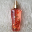 Swatch de Yous94 : Brume corporelle Passion Struck, Victoria's secret