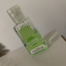 Swatch de Dollzbeautymakeup : Gel mains nettoyant, Merci Handy