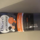 Swatch de laetiii77 : Exfoliant anti imperfections au charbon, Bioré