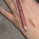 Swatch de Hopesia : Crayon a levre, Essence