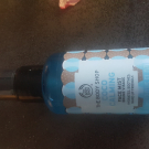 Swatch de Alison Calmer : Brume visage noix de coco apaisante, The Body Shop