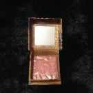 Swatch de ZoZoDuSud : Rockateur Blush poudre joues, Benefit Cosmetics