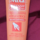 Swatch de camailya : Crème mains réparatrices (mains abimées), Mixa