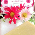 Swatch de nAD07 : Savon solide BIO saponifié à froid au Calendula, Le Petit Carré Français