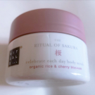 Swatch de flfl90 : Sakura Scrub Gommage pour le Corps, Rituals