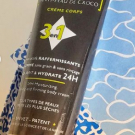Swatch de Moraei : Formule Ensorcelante Anti-Peau de Croco - Crème Corps 3 en 1, Garancia