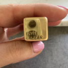 Swatch de Glycine : Pure Color Envy - Rouge sculptant, Estée Lauder