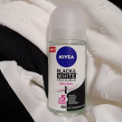 Swatch de Akira70 : Invisible for black and white, Nivea
