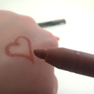Swatch de Valbry : Lip Contour - Crayon contour des lèvres mat, Huda Beauty