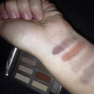 Swatch de Aglto : Naked Ultimate Basics Palette Fards à Paupières, Urban Decay