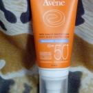 Swatch de NATHY : Emulsion Très Haute Protection SPF 50  Sans Parfum, Avène