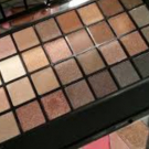 Swatch de testeuse2 : Palette de maquillage - 32 ombres à paupières Brights, Eyeslipsface