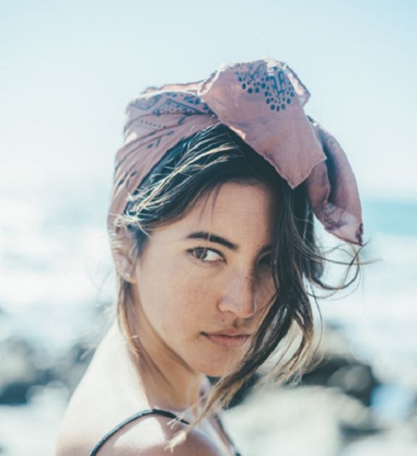 Accessoire cheveux : le foulard pour une coiffure à la plage
