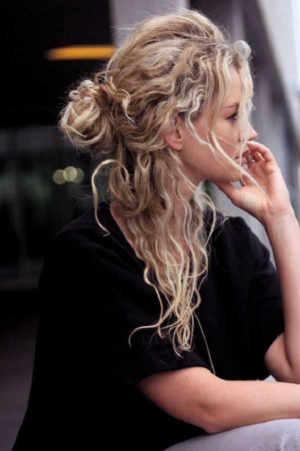 Half-bun coiffure plage