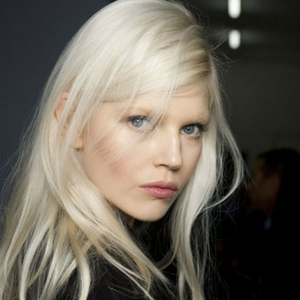 coupe longue cheveux blancs