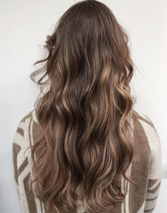Un balayage chatain cendré très naturel