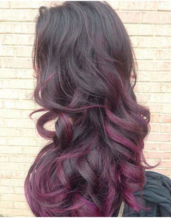 un balayage spectaculaire avec des mèches violettes