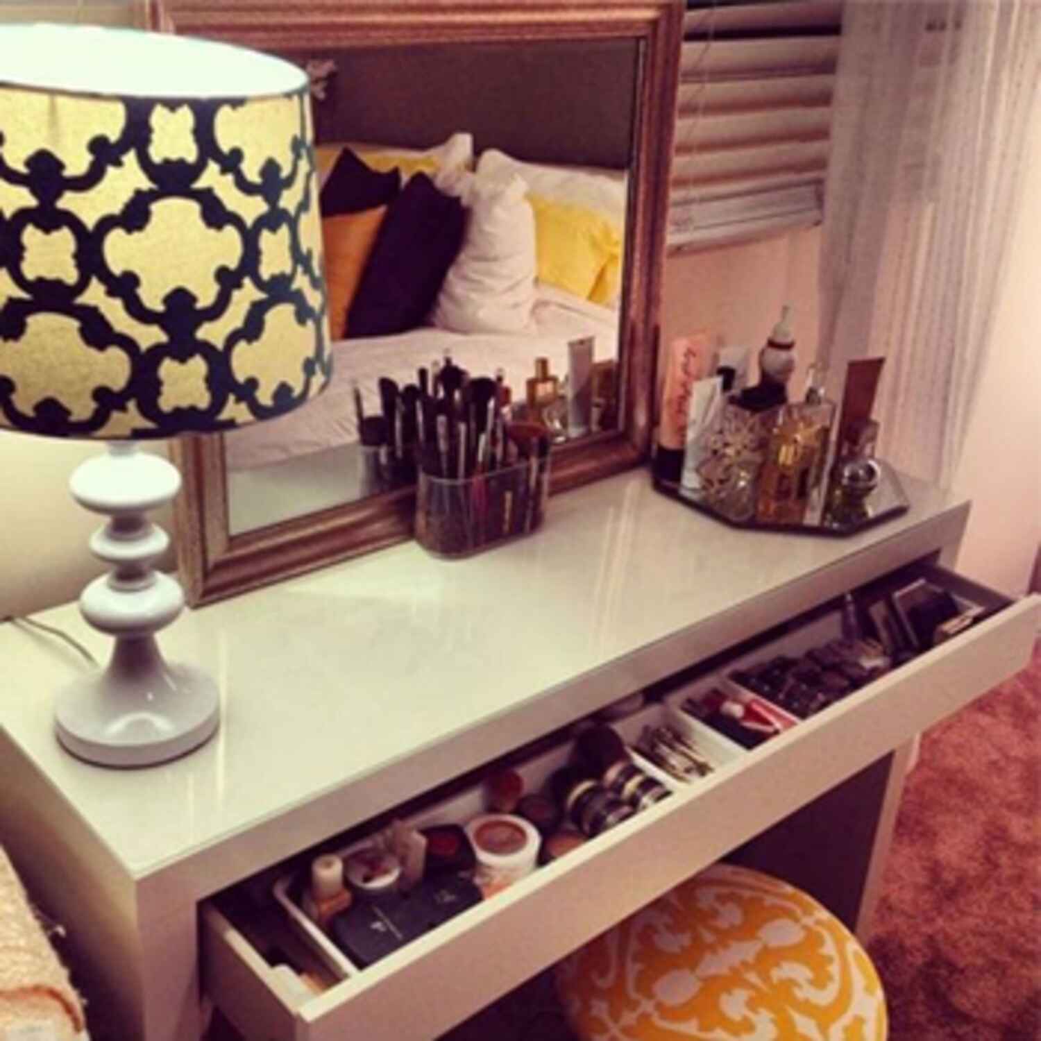 meuble coiffeuse beaute moderne avec miroir et rangements