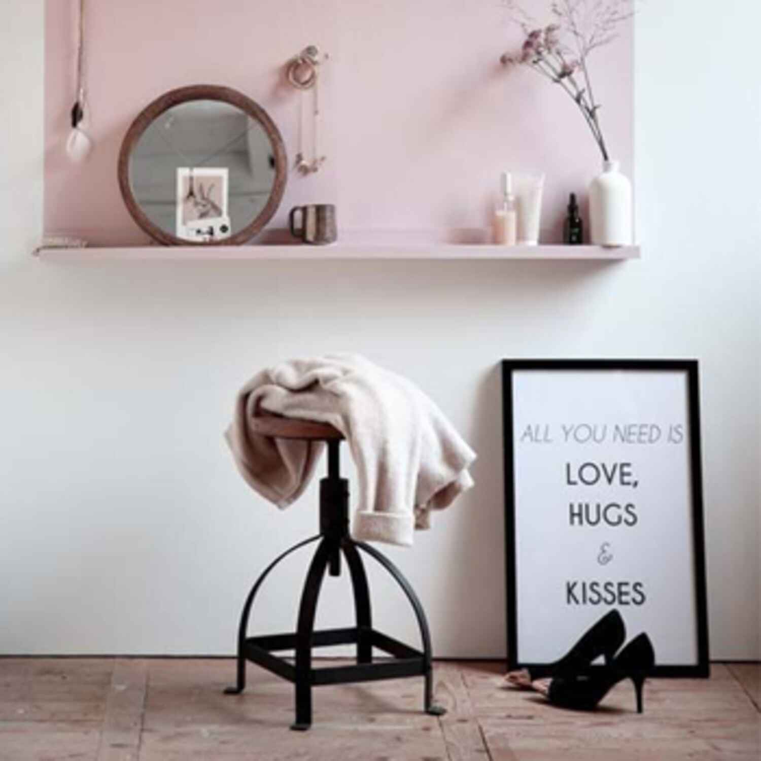 Étagère beauté accrochée au mur