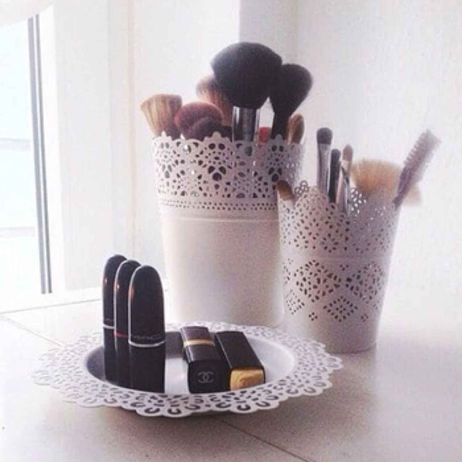 Pots de fleurs et assiettes pour notre coin beauté