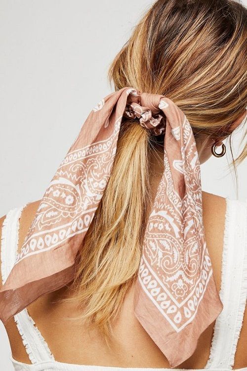 Le bandana habille votre queue de cheval pour un look rétro et tendance !