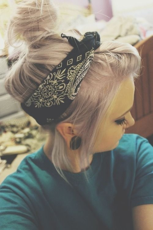 Le bandana noir : accessoire de cheveux rock !