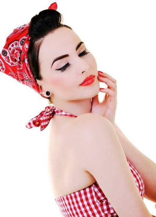 La pin up avec son bandana dans ses cheveux