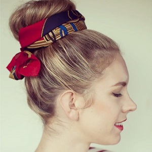 Nouer un foulard autour d'un chignon bun
