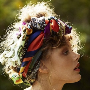 Nouer un foulard pour un look bohème
