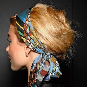 Nouer un foulard de façon chic