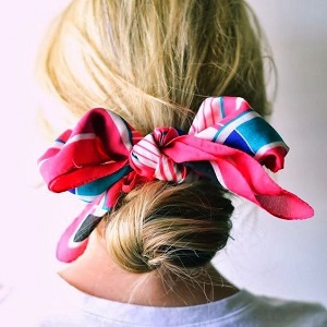 Nouer un foulard en chouchou dans ses cheveux